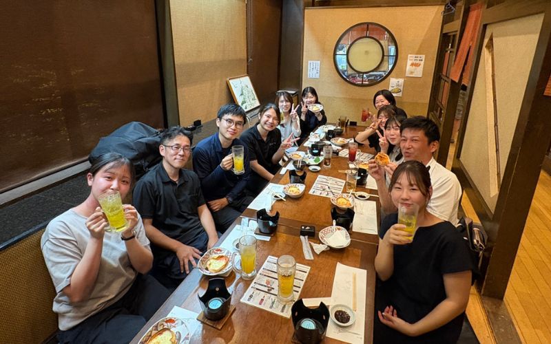 「仲間と笑顔で乾杯！管理事業部の表彰を祝う食事会レポート」の見出し画像