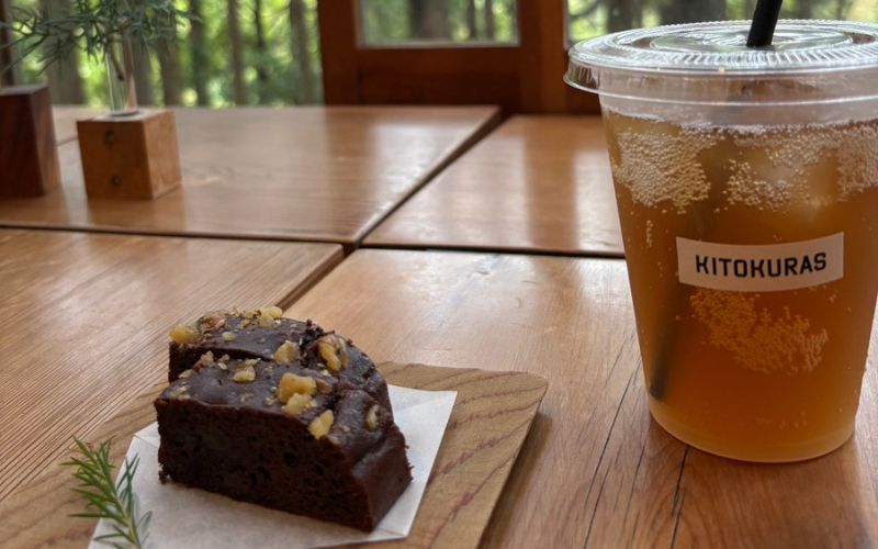 「【香川県・丸亀市】森の中の癒しカフェ「木と暮らすカフェ(KITOKURAS Cafe)」で、木の香りとチョコケーキに癒されました」見出し画像