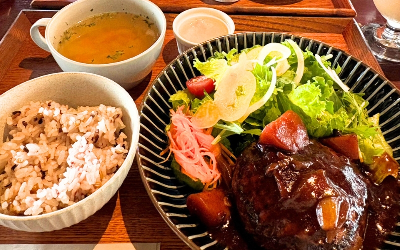 岡山市東区西大寺の古民家カフェ「&cafe Hanare」でランチと桃のタルト